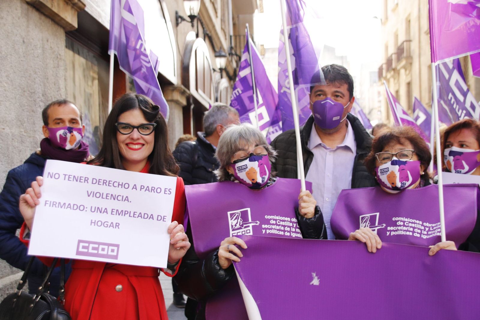 Concentración de repulsa contra la violencia de género frente a los sindicatos de UGT y CCOO en Salamanca.