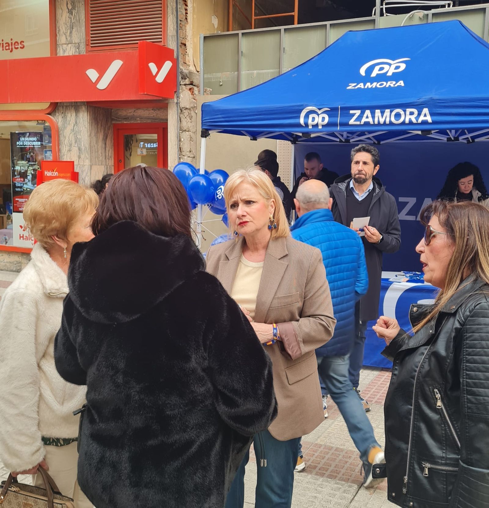 Candidata del Partido Popular por Zamora, Leticia García en una mesa informativa en la ciudad.
