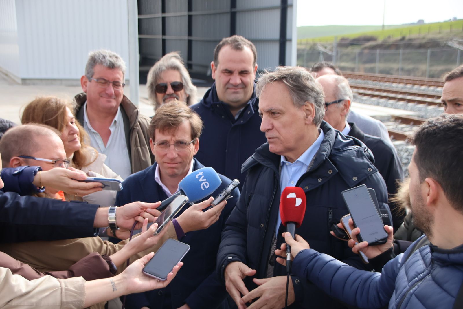 José Luis Martínez Almeida y Carlos García Carbayo, atienden a los medios de comunicación antes de realizar una visita al Puerto Seco de Salamanca
