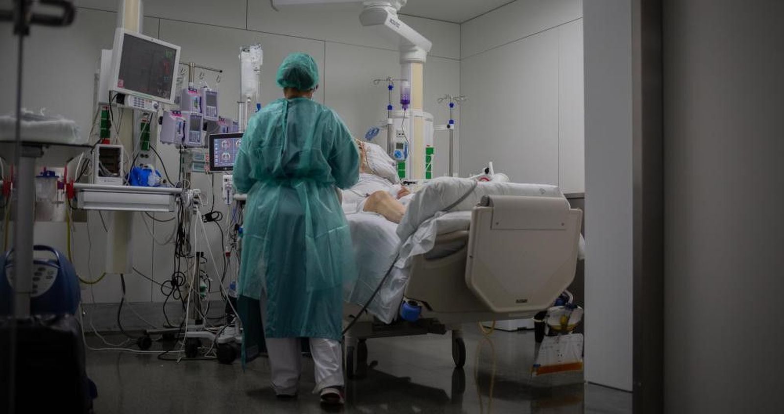 Europapress 3416548 sanitaria visita enfermo ingresado habitaciones unidad cuidados intensivos 11 1000x528