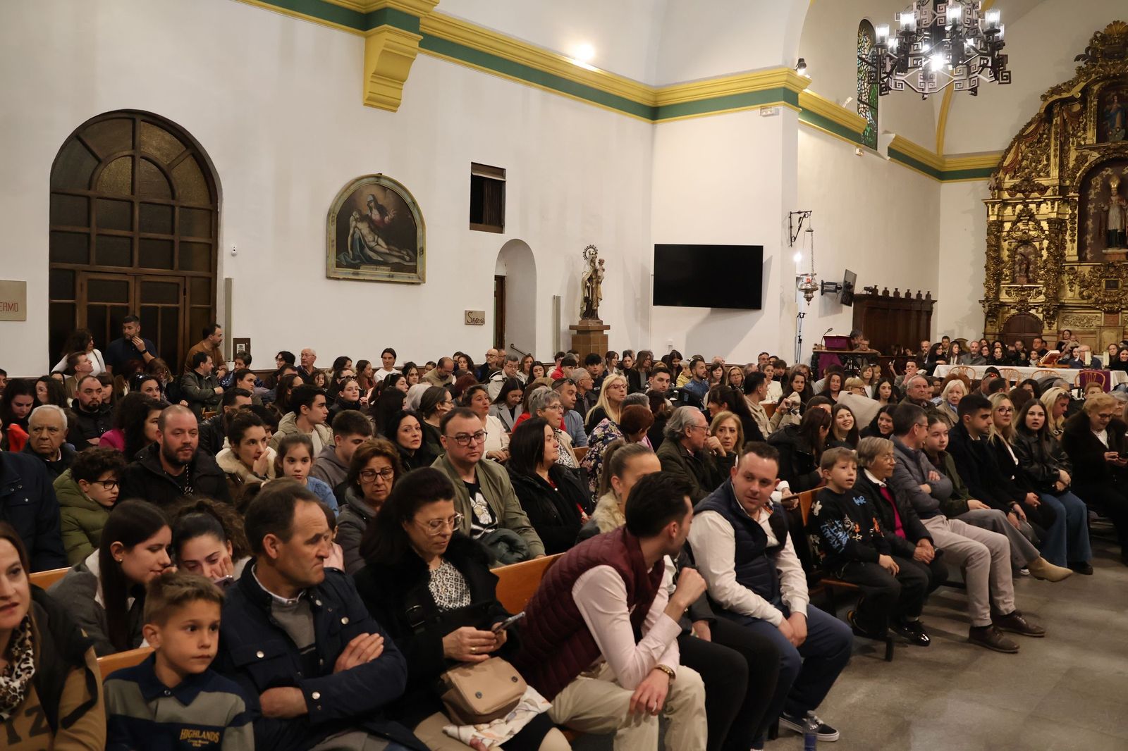 Entrada de nuevos hermanos de la Hermandad de Jesús en Su Tercera Caída (3).JPG
