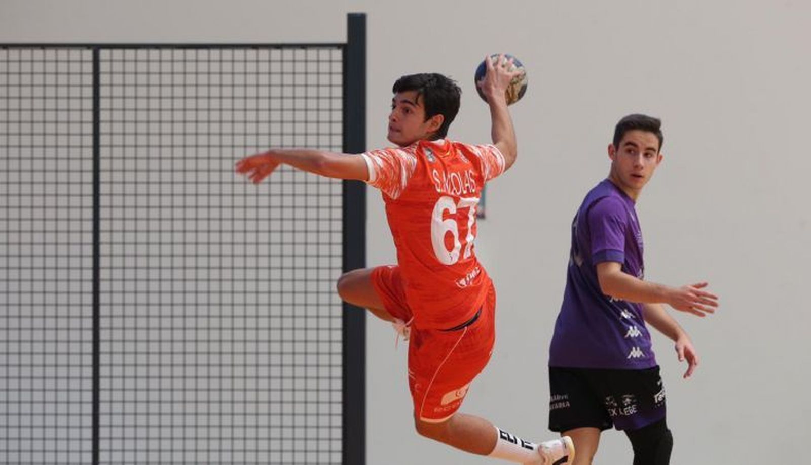 Sergio Nicolás lanza ante BM Palencia / FOTO SALAMANCA24HORAS.COM