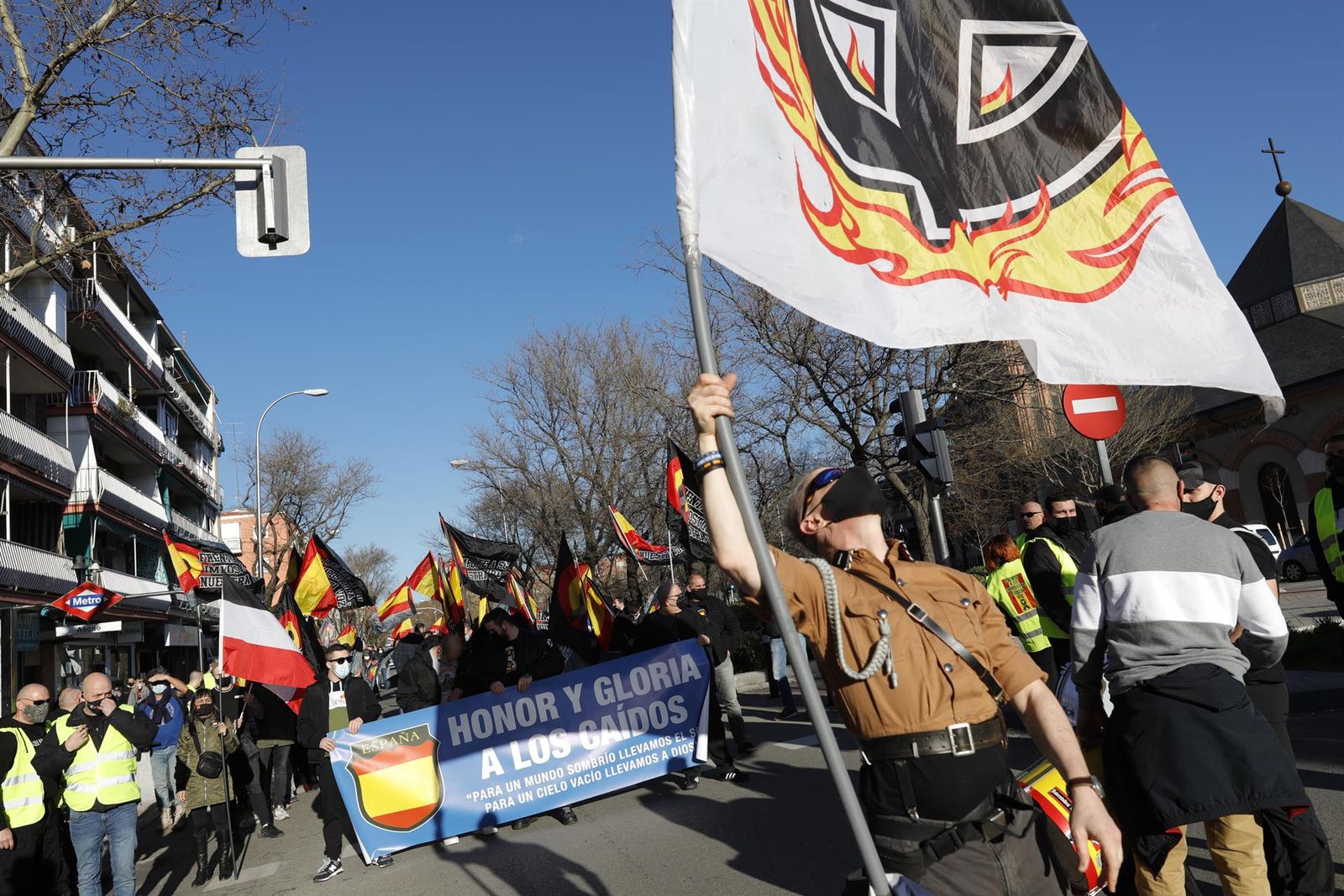 Varias personas participan en una marcha neonazi en Madrid (España), a 13 de febrero de 2021. Convocada por el colectivo Juventud Patriota. | FOTO: EP