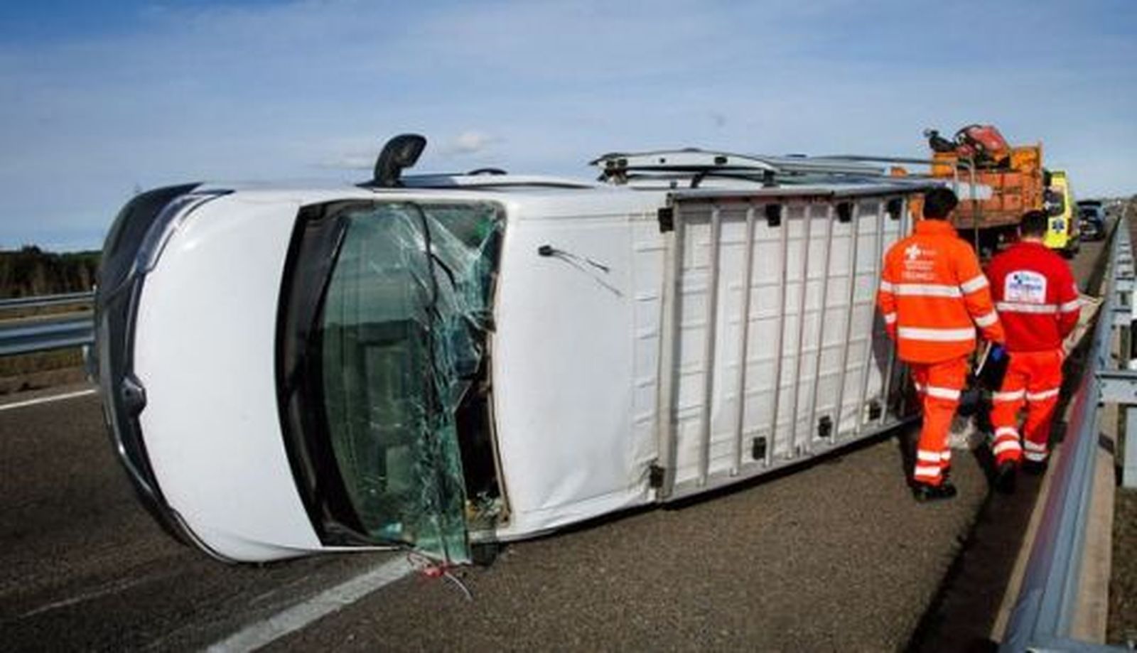  Un herido tras la salida de vía, y posterior vuelco, de una furgoneta en Aldehuela de la Bóveda 