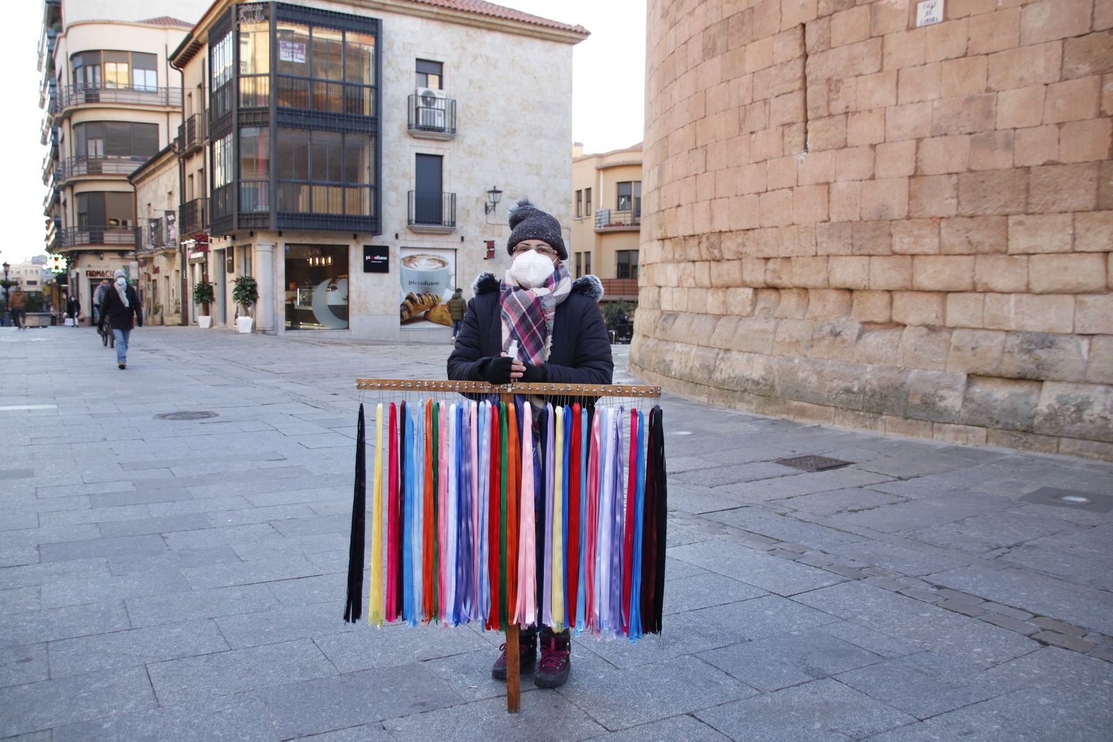 Mercedes vendiendo las gargantillas de San Blas