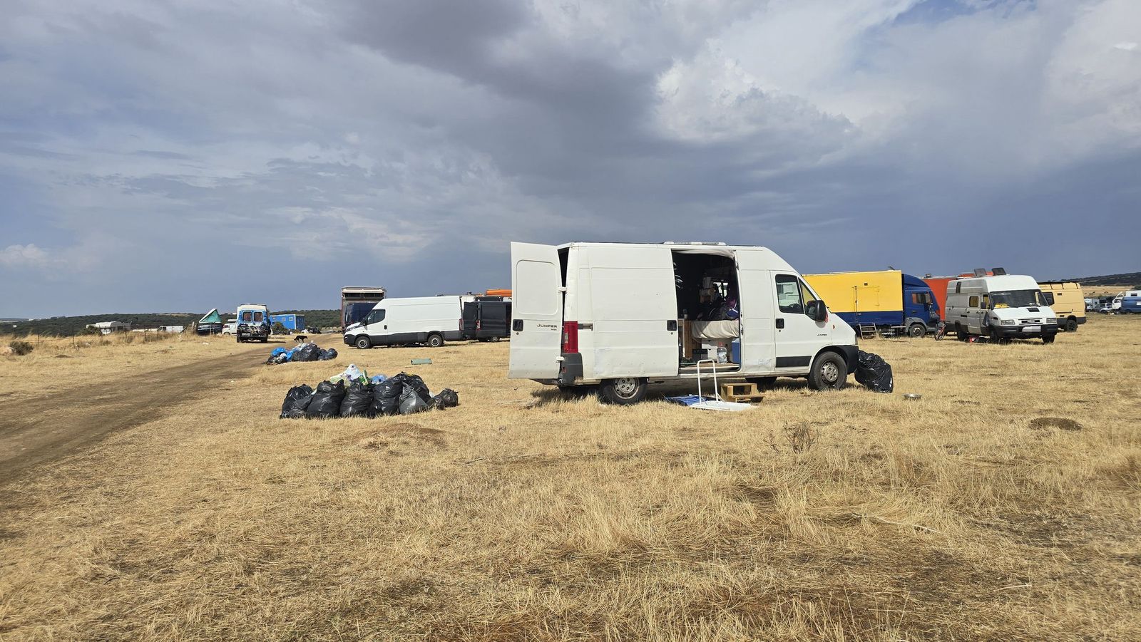 Últimas personas en abandonar la rave junto al embalse de Santa Teresa
