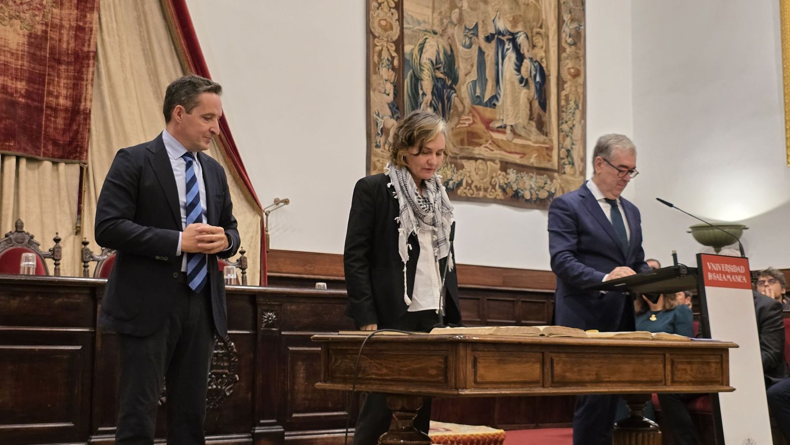 El rector de la Universidad de Salamanca preside el acto de toma de posesión de nuevos cargos académicos y del personal docente e investigador
