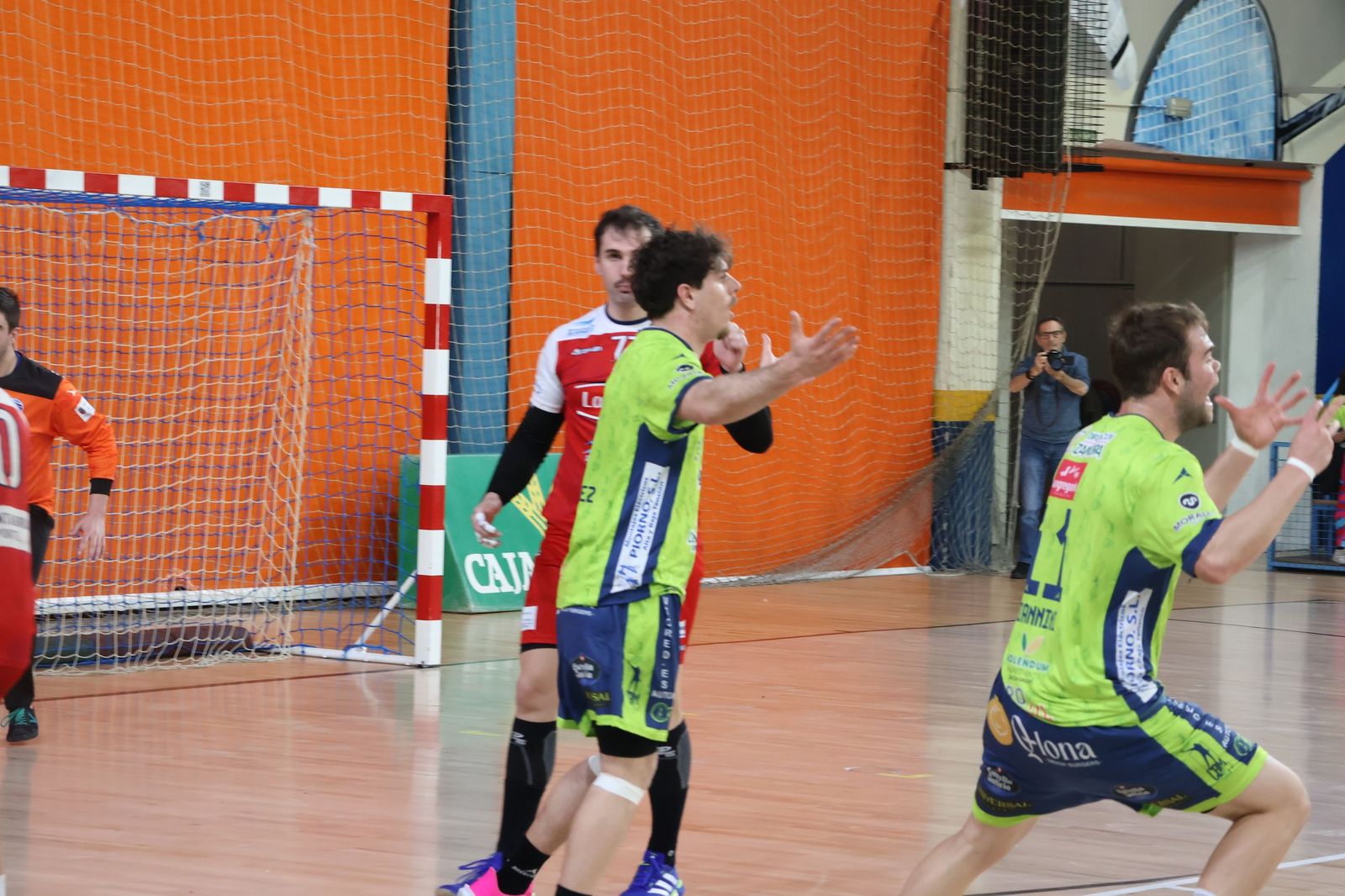GALERÍA | Revive el apasionante duelo entre el Balonmano Zamora y el Ciudad de Santander
