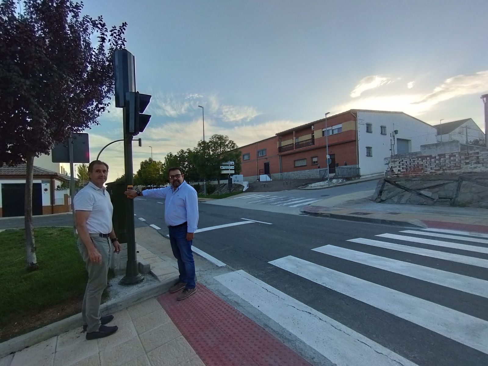 Paso con semáforo en la carretera de Aldeatejada