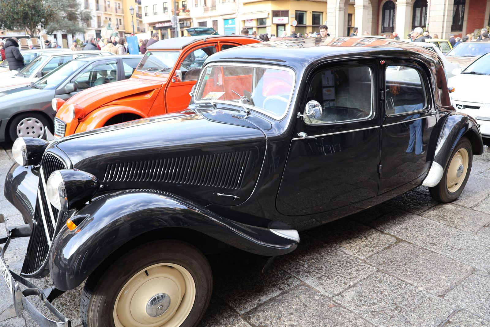 concentracion-de-coches-clasicos-en-la-plaza-mayor-25