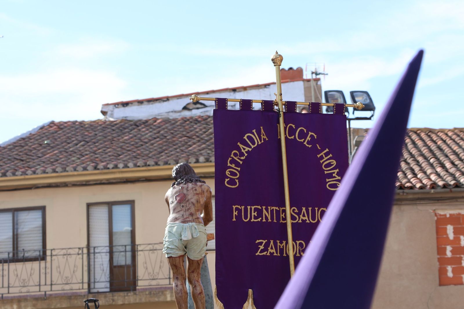 Revive las imágenes de la procesión del Santo Entierro en Fuentesaúco