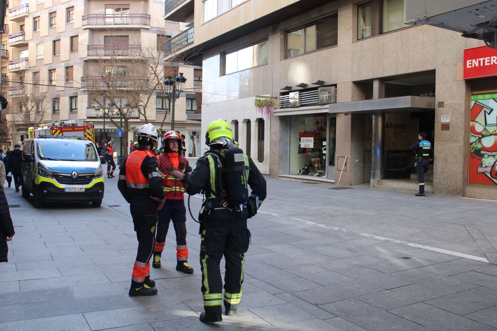 bomberos-y-policia-local-en-la-calle-bientocadas-por-olor-a-gas-8