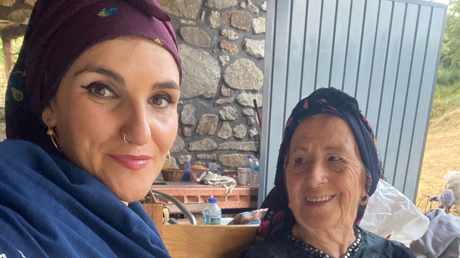 Rozalén participa en un documental del folclore de Peñaparda. Imagen Rozalen  (3)