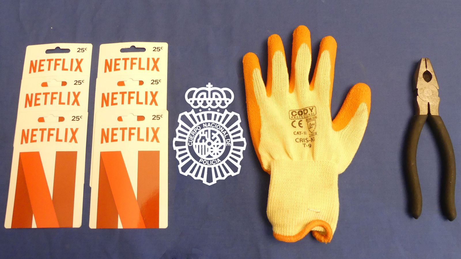 Se cuela por el techo del Carrefour de Salamanca para robar unas tarjetas de Netflix junto a su cachorro, al que dejó en un transportín en una de las entradas de emergencia