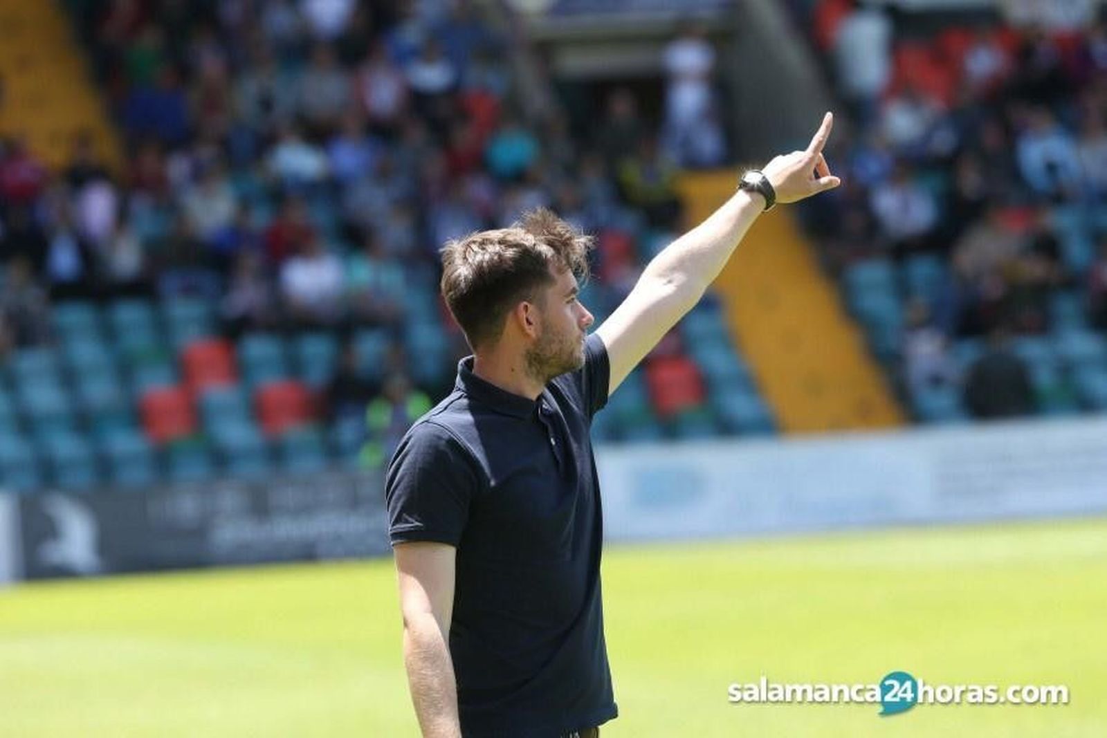 Pablo Cortés da instrucciones en el Helmántico.