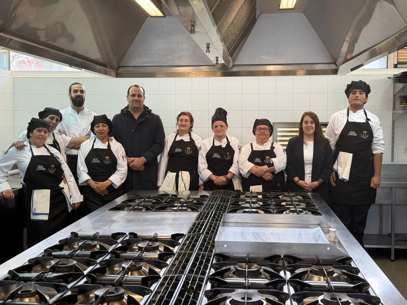 David Mingo, alcalde del municipio, ha visitado en la mañana de este jueves, junto a  la concejala responsable de la escuela, Soraya Sánchez, a los 9 alumnos que desde el 9 de marzo se encuentran cursando “Cocina Nivel 2"