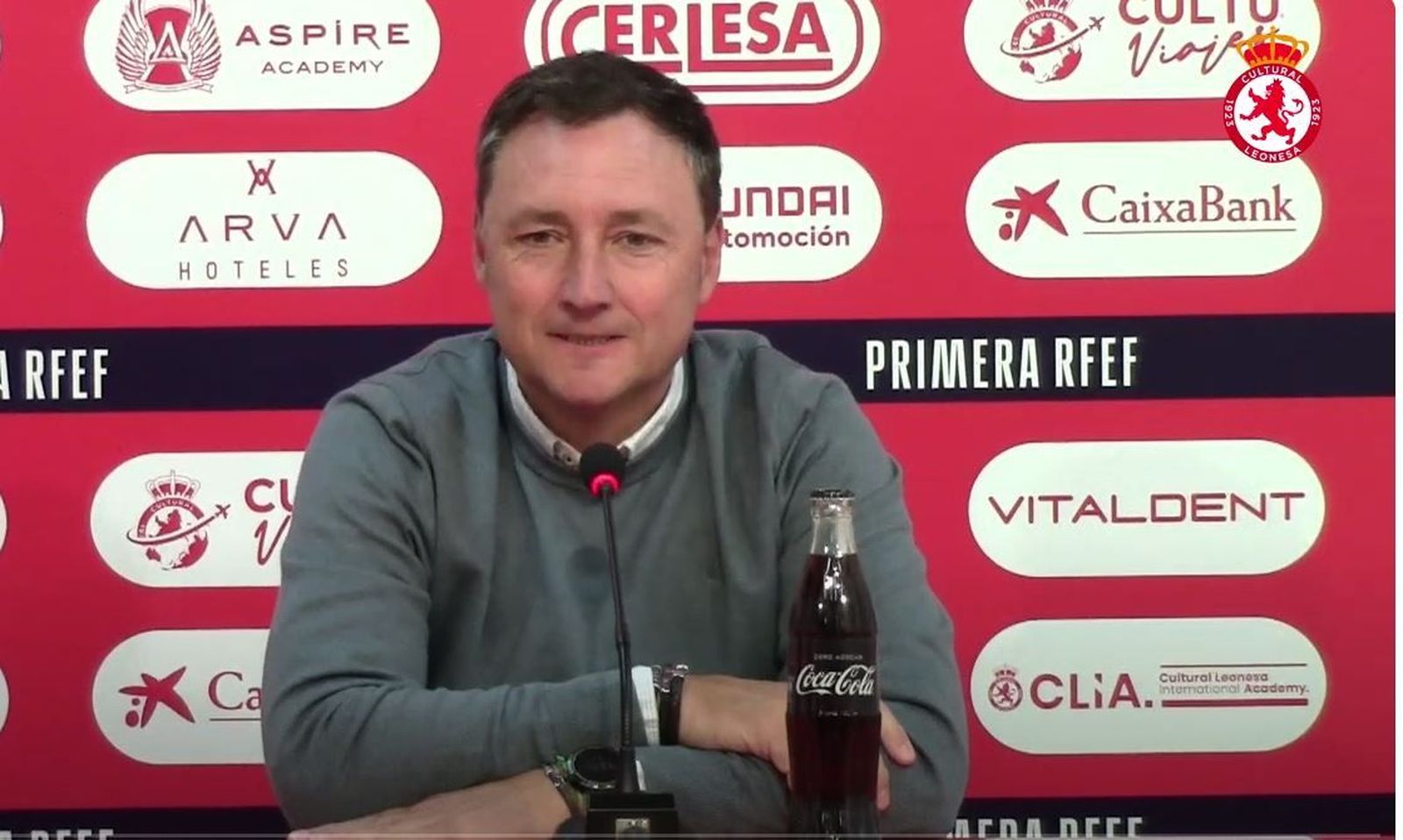 Raúl LLona, entrenador de la Cultural y Deportiva Leonesa en rueda de prensa.