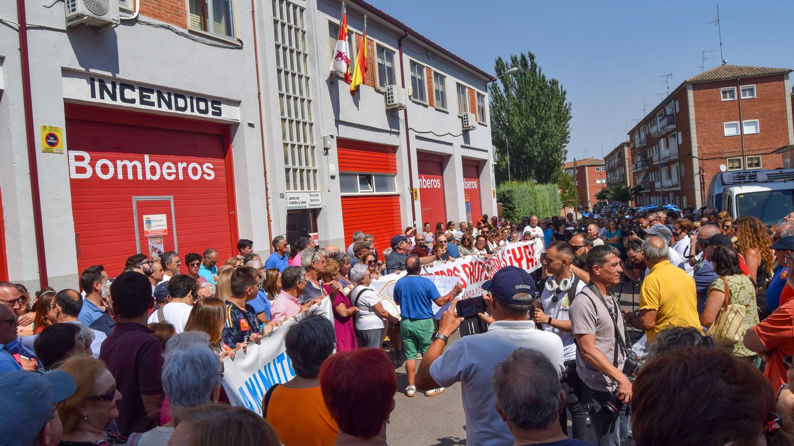 Unas 400 personas se concentran en Peñaranda de Bracamonte para pedir un parque de bomberos profesionales Unas 400 personas se concentran en Peñaranda de Bracamonte para pedir un parque de bomberos profesionales