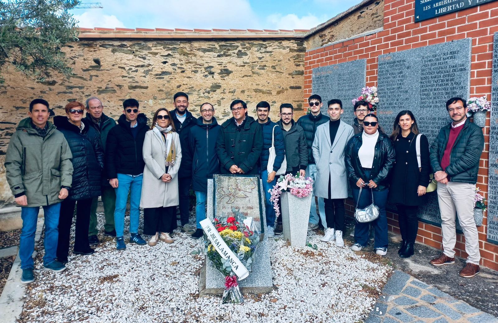 Ofrenda floral de las Juventudes Socialistas de Salamanca el 1 de mayo de 2024 | FOTO PSOE SALAMANCA