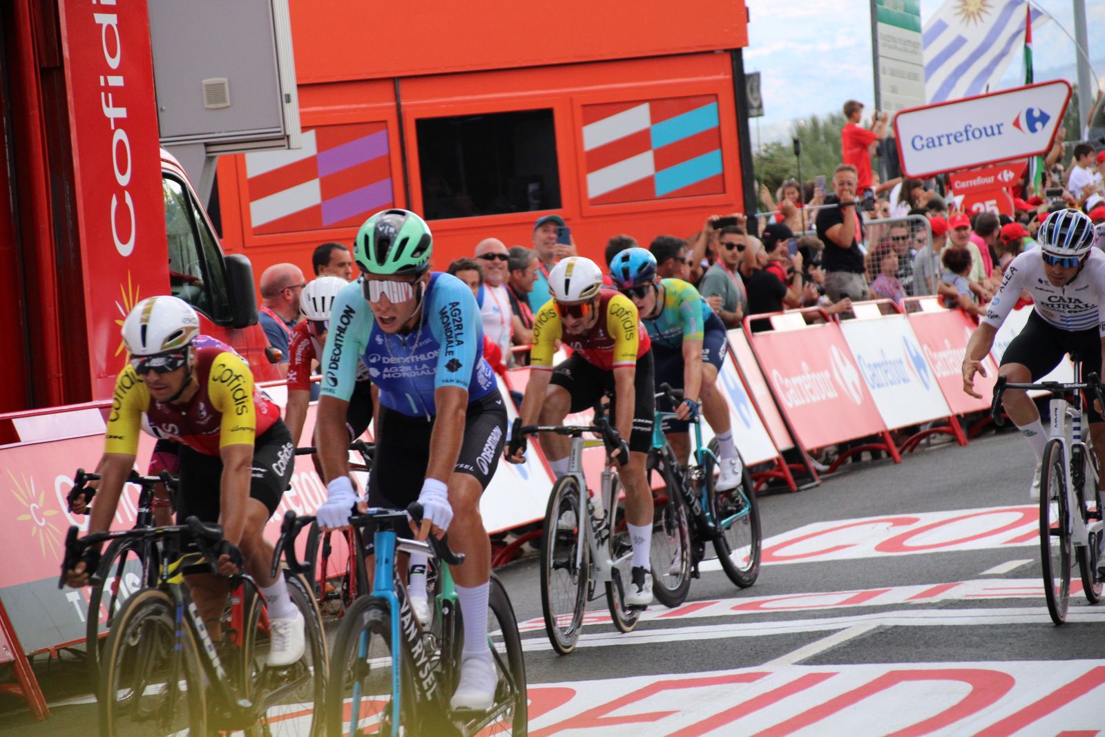 La Vuelta llega a Guijuelo y Philipsen se lleva el esprint