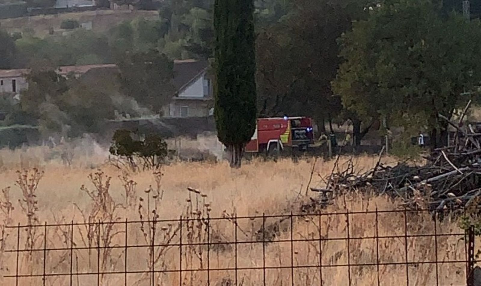 Bomberos junto al incendio de pasto declarado en Cabrerizos