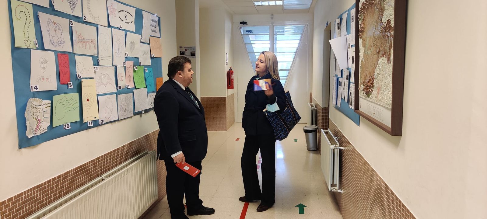 El concejal Francisco Miguel García y Carmen Ramos, directora de la Escuela de Santa Marta