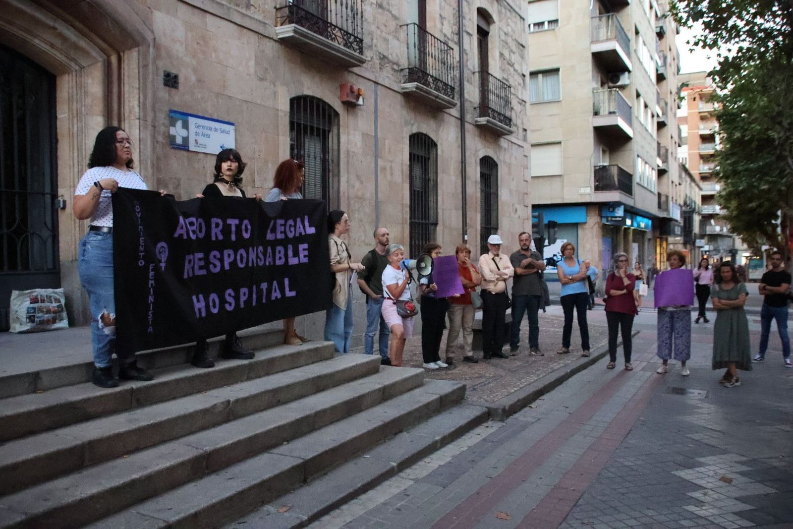 concentración por el derecho efectivo al aborto en Salamanca y en la pública