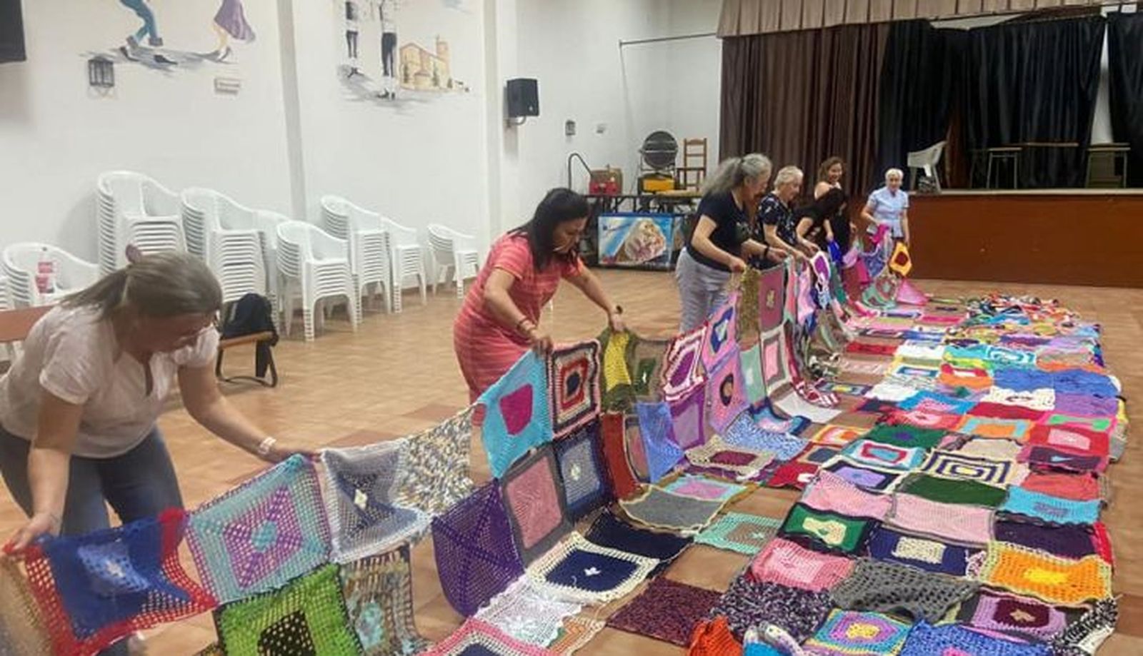 Toldo de ganchillo en la plaza de Villoruela. Foto Villoruela se Mueve (5)