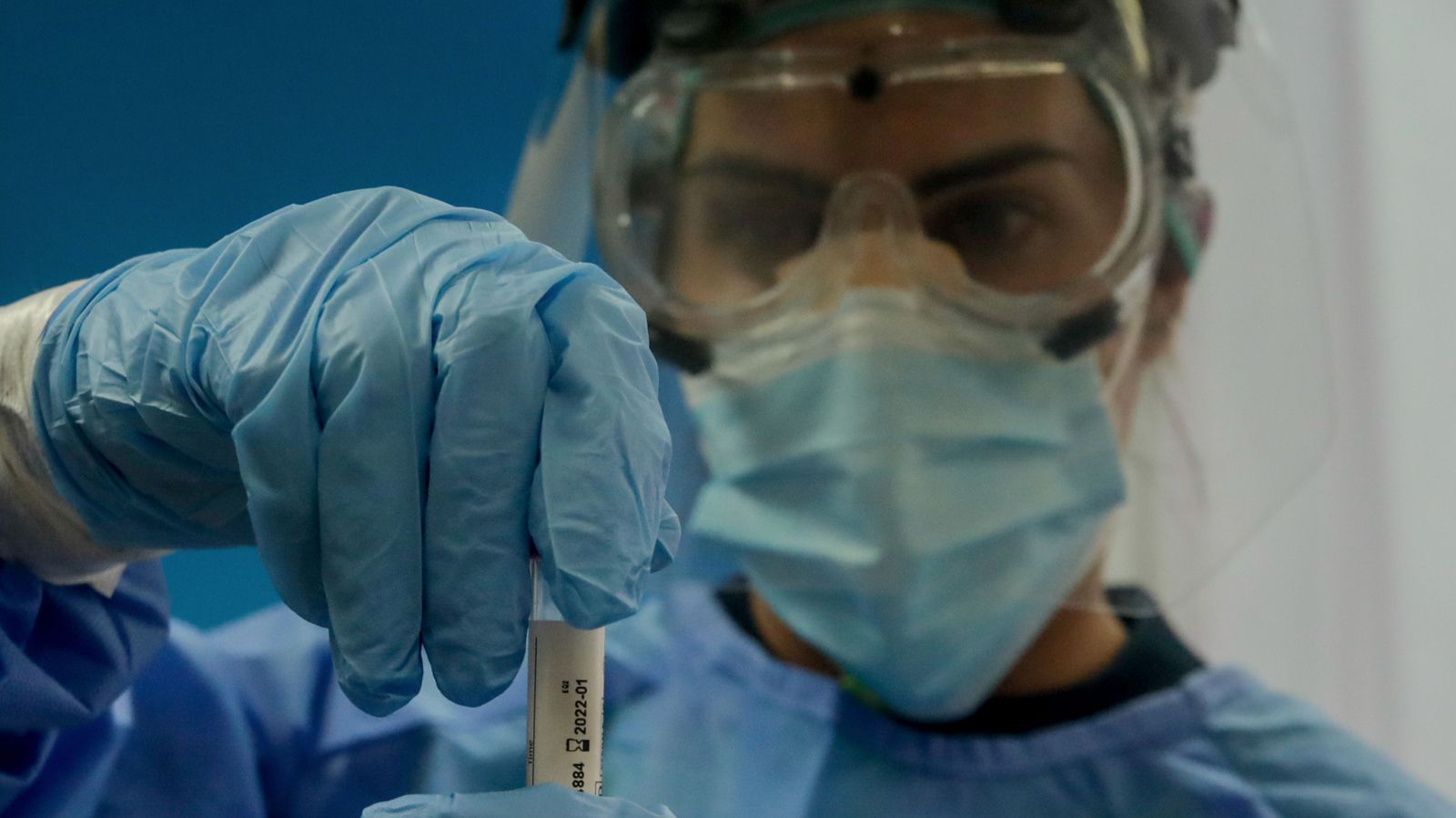 Una sanitaria manipula una muestra. | FOTO: EUROPA PRESS