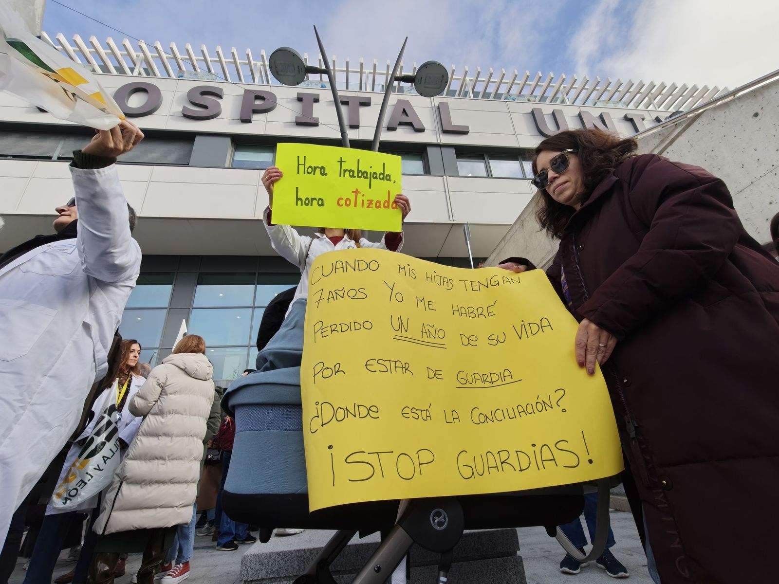 Los médicos se concentran en Salamanca a las puertas del CAUSA por la huelga de facultativos