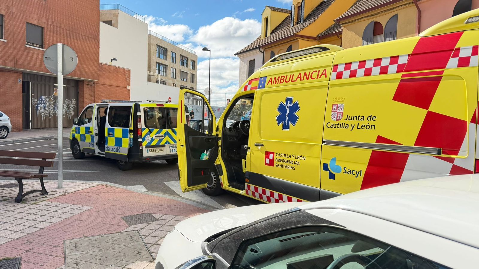 Colisión entre dos turismos en el Camino Miranda, barrio del Zurguén. Policía Local de Salamanca y ambulancia