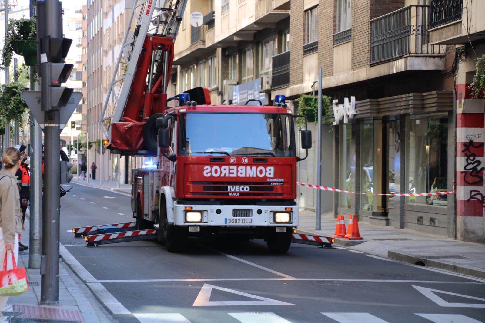 Los bomberos actúan por el desprendimiento de fachada en la calle Álvaro Gil
