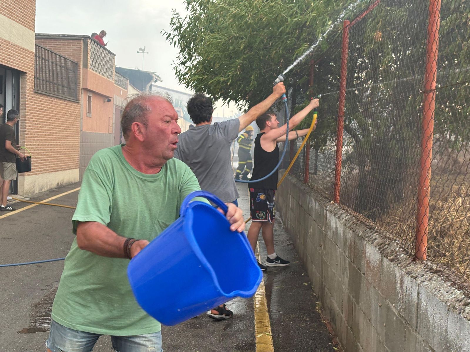 Angustia y colaboración de los vecinos en el incendio del barrio de San Isidro