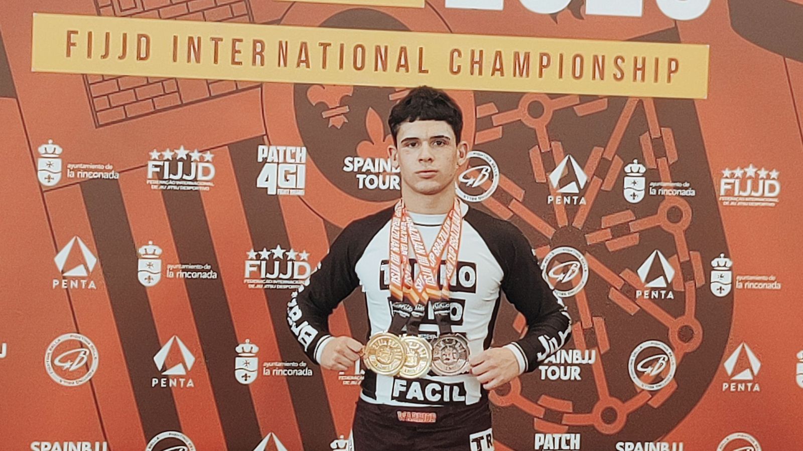 Hugo Domínguez con las tres medallas cosechadas