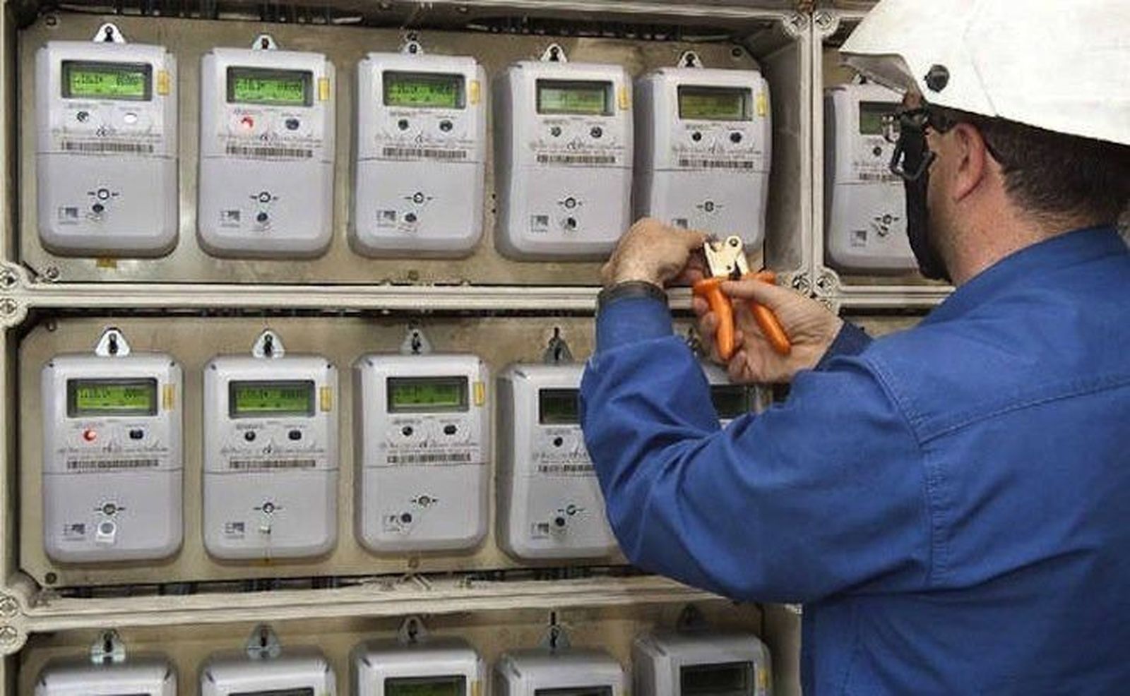 El Gobierno propone congelar los peajes al gas y la luz para 2017