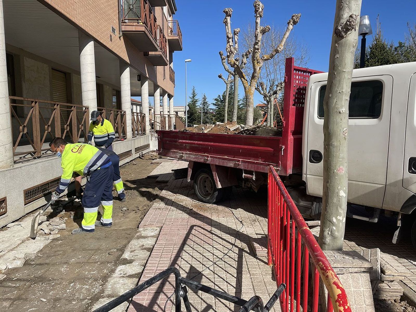 El servicio de mantenimiento de viales y reparación de averías de Carbajosa resuelve 40 incidencias en los dos primeros meses en marcha