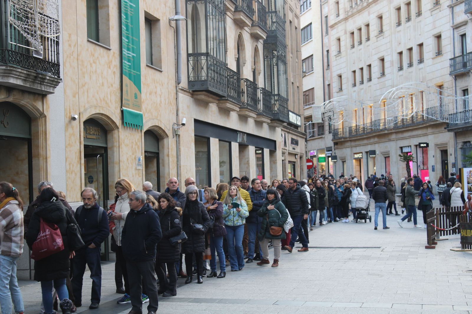 colas-en-la-plaza-del-liceo-para-comprar-la-loteria-13