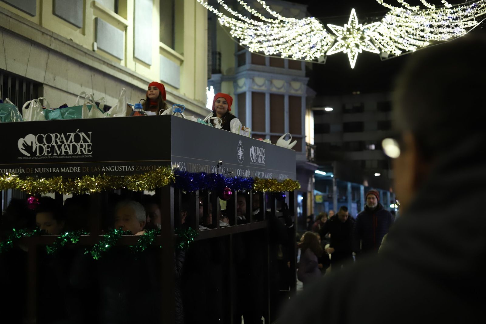 GALERÍA | La Cofradía de Nuestra Madre saca a las calles la Navidad más semanasantera y solidaria