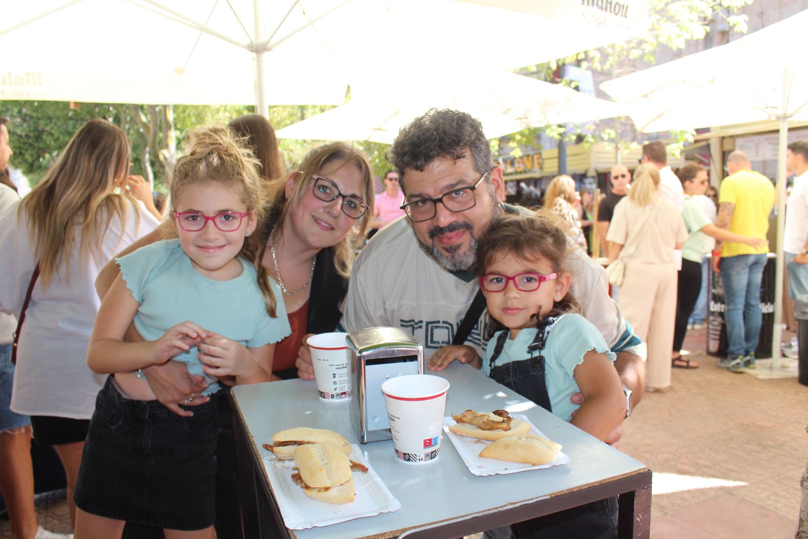 Ambiente en la Feria de Día en el mediodía de este domingo