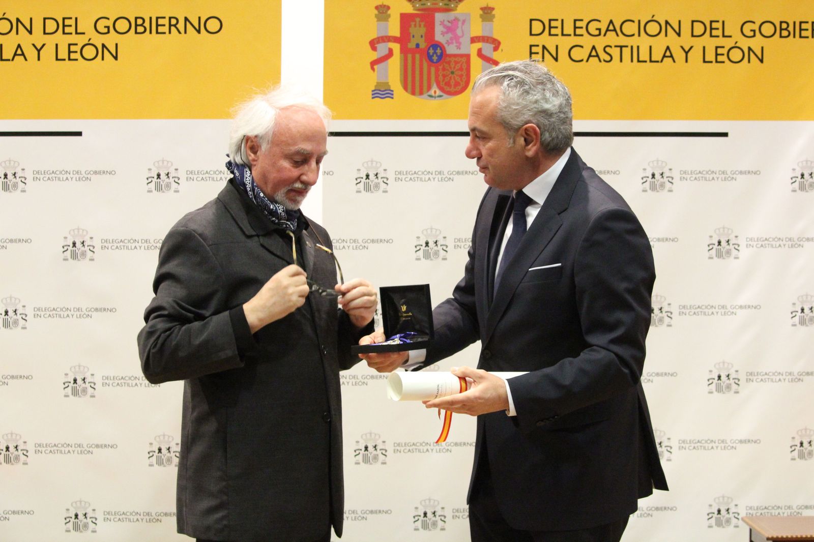 Acto de entrega a título póstumo de la Encomienda de la Orden del Mérito Civil a Encarnación Pérez Álvarez.