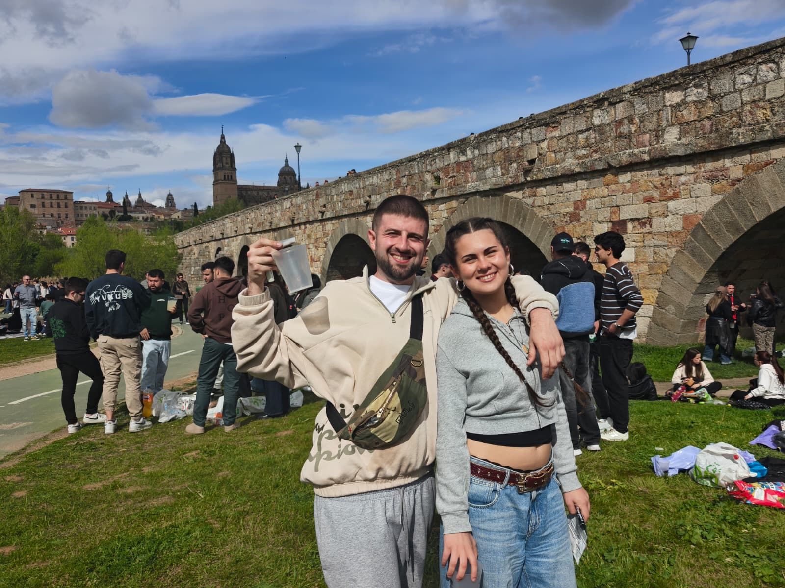 Un multitudinario Lunes de Aguas en Salamanca llena la ribera del Tormes