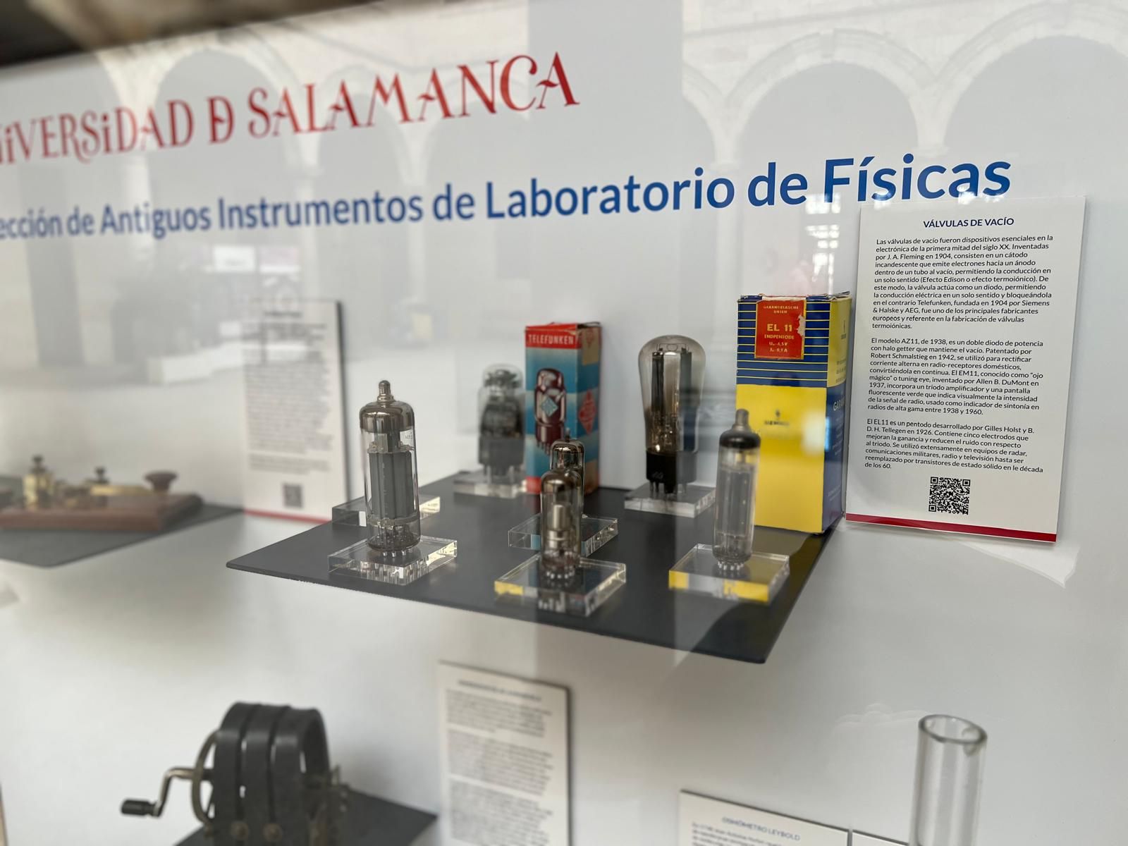 Colección del Laboratorio de Física en el Claustro del Edificio Trilingüe de la Facultad de Ciencias