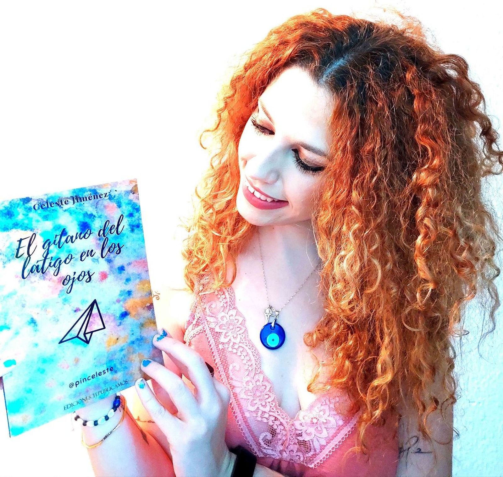 Celeste Jiménez junto a 'El gitano del látigo en los ojos', otro de sus libros