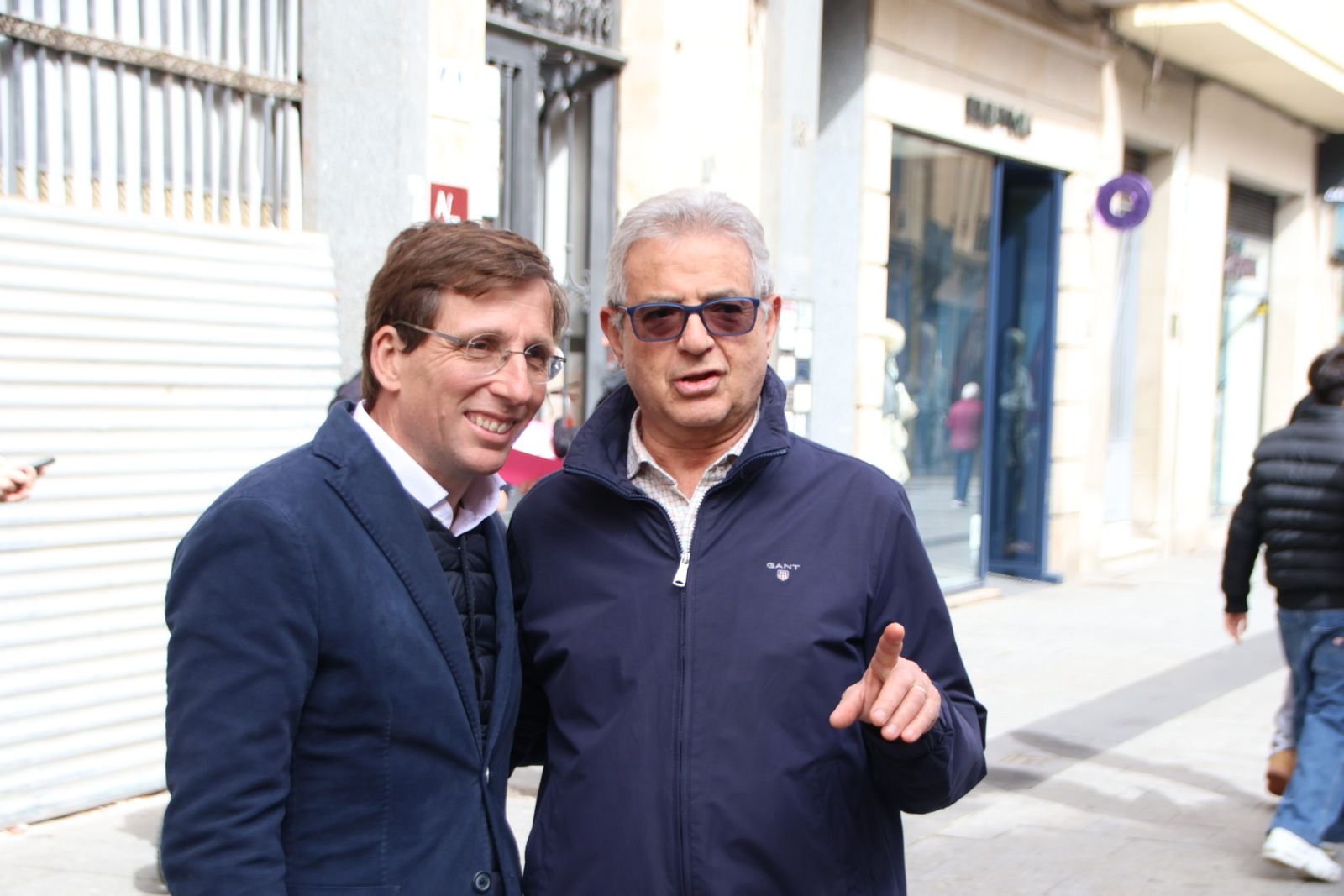 Almeida visita la carpa del pp del Liceo