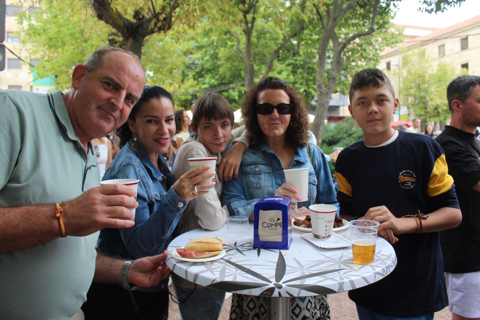 Ambiente en la Feria de Día en el mediodía de este domingo