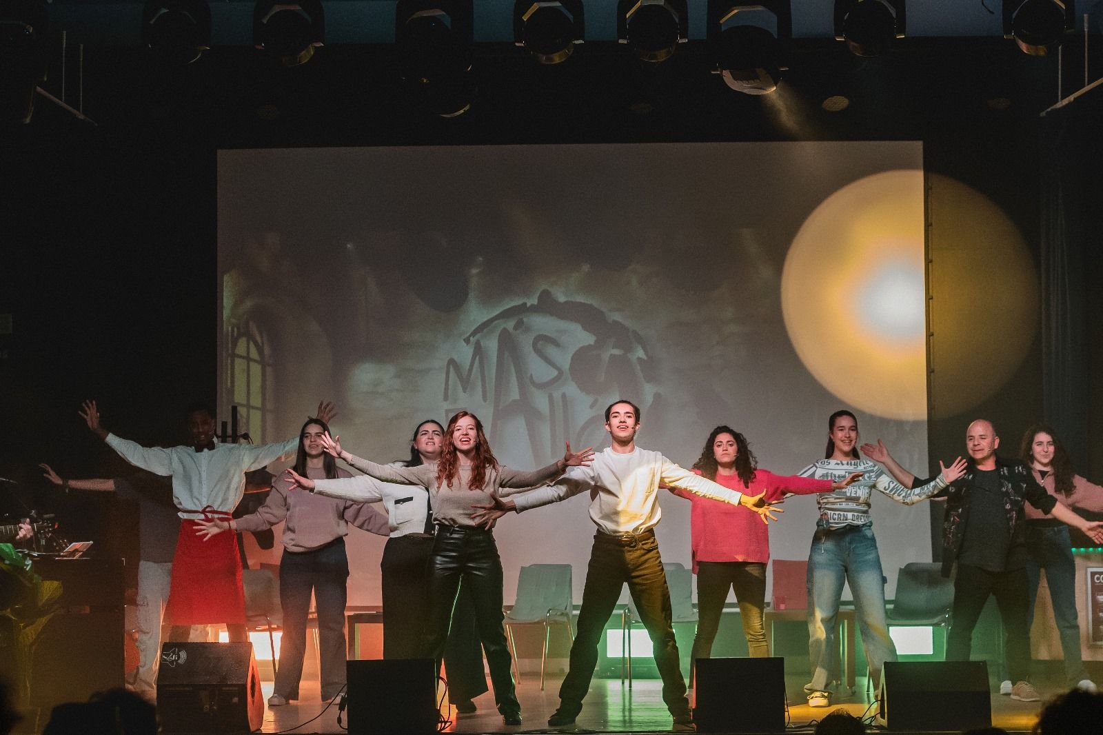 Los protagonistas de 'Más allá el musical' durante una de sus actuaciones