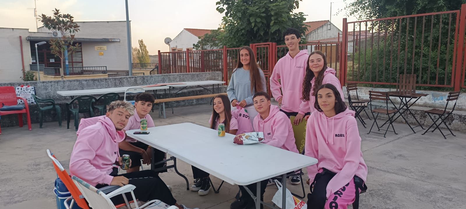 Los vecinos de Pereña de la Ribera se van de cena popular