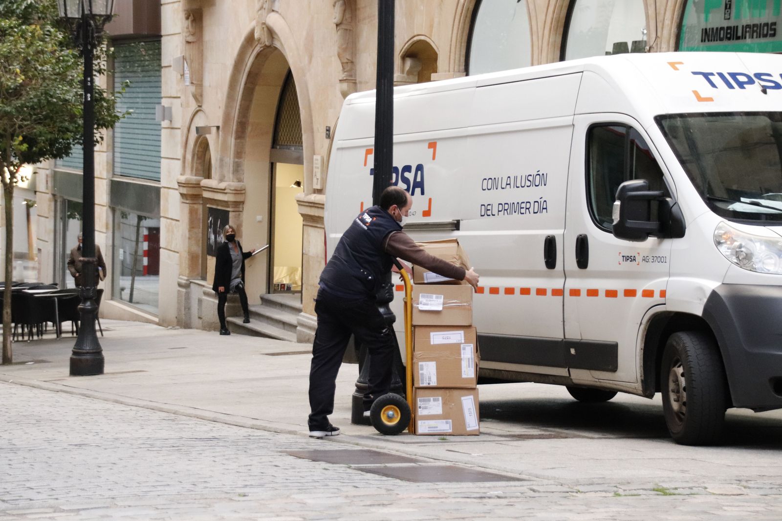 Un trabajador durante su jornada laboral en las calles de Salamanca. Foto SALAMANCA24HORAS Un trabajador durante su jornada laboral en las calles de Salamanca. Foto SALAMANCA24HORAS