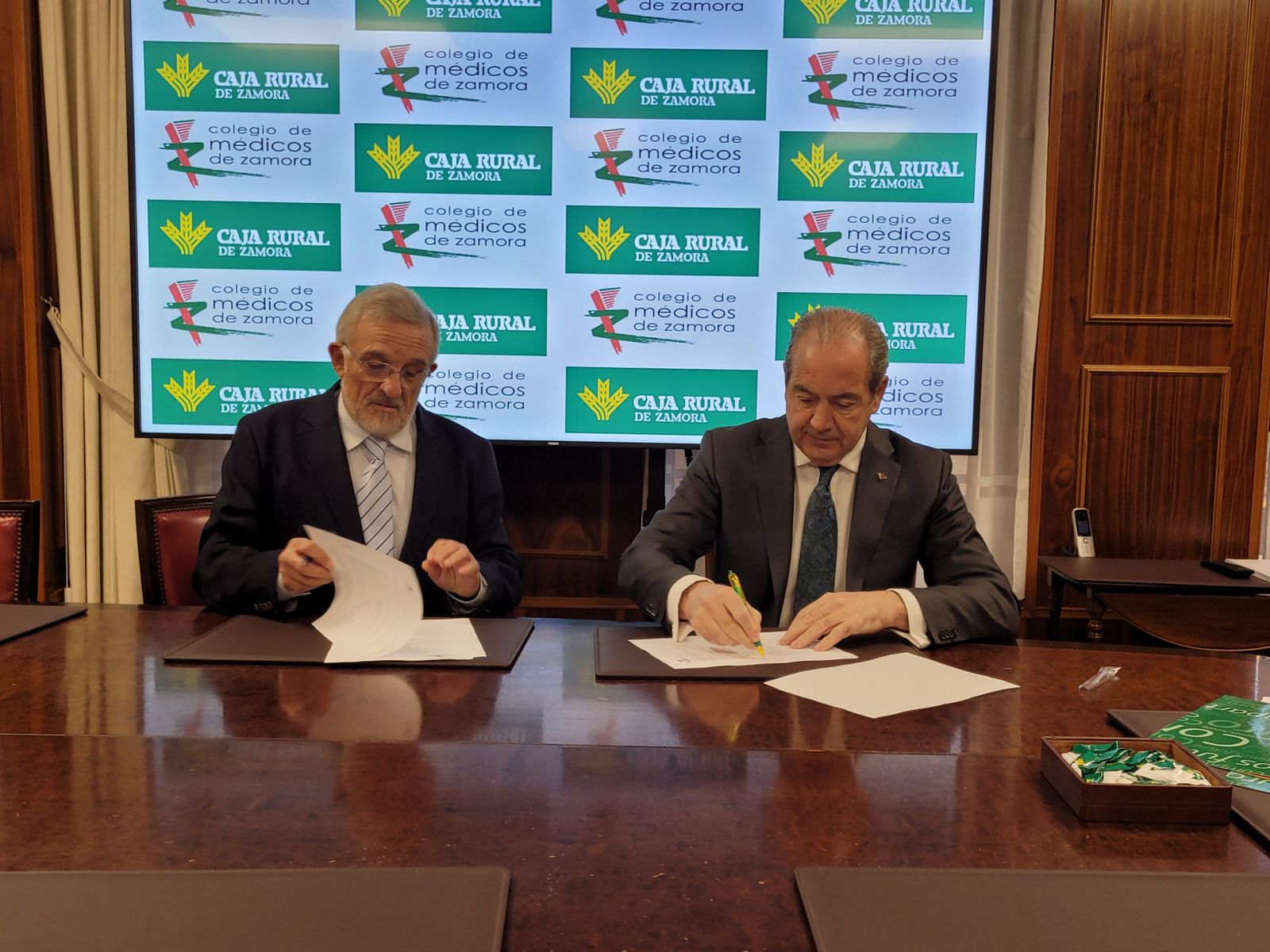 Convenio de Caja Rural con el Colegio de Médicos