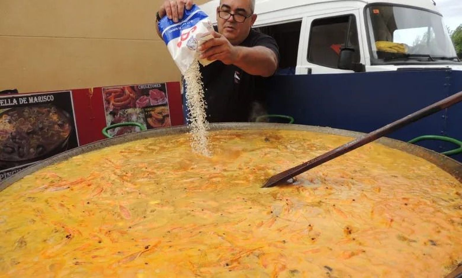 Un hombre prepara una paella popular